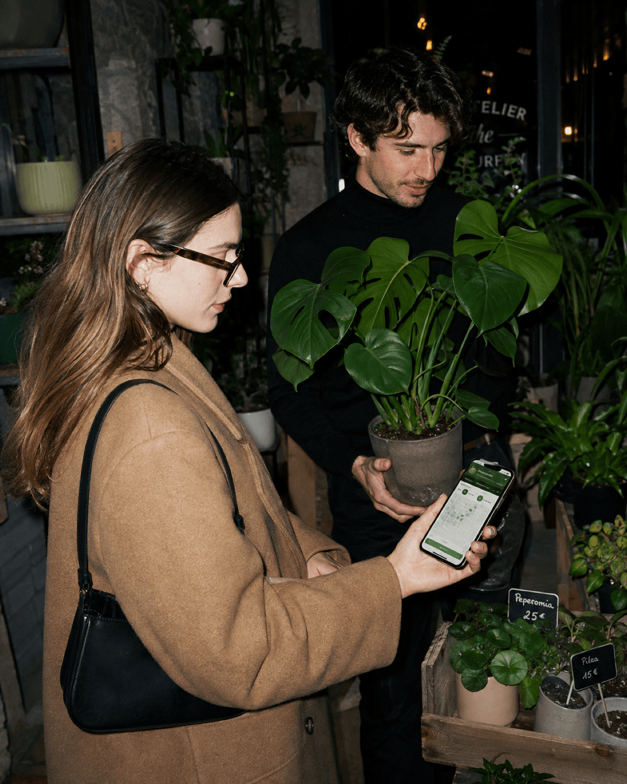 Couple choisissant des plantes en pépinière avec Mon jardin sur l'app